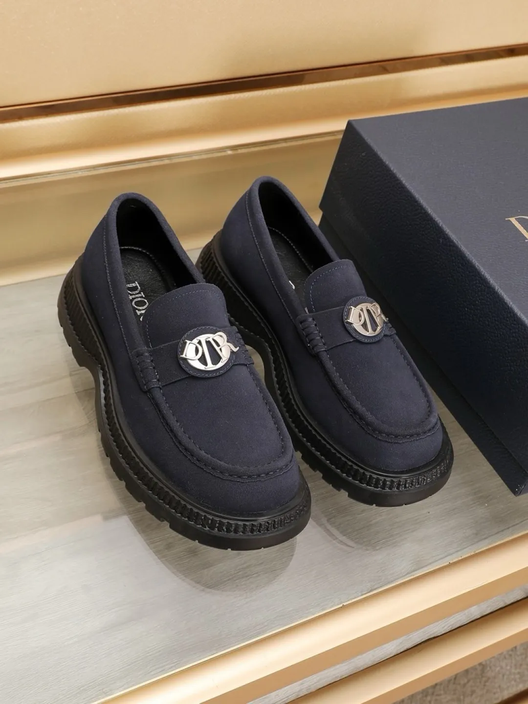 Factory P500💰dior 🆕Men's classic loafers, which combine classic shoe styles with retro California style. Slipper style design, easy to put on and take off. Crafted from top-grain cowhide leather, they feature a rubber lugged sole and the DIO* AND SHAWN signature in brass and enamel. Wear it with casual clothing or a suit. Size: 38-44 (45.46 customized